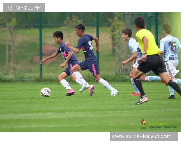 捕捉足球瞬间的艺术镜头展现激情与团队精神的完美结合